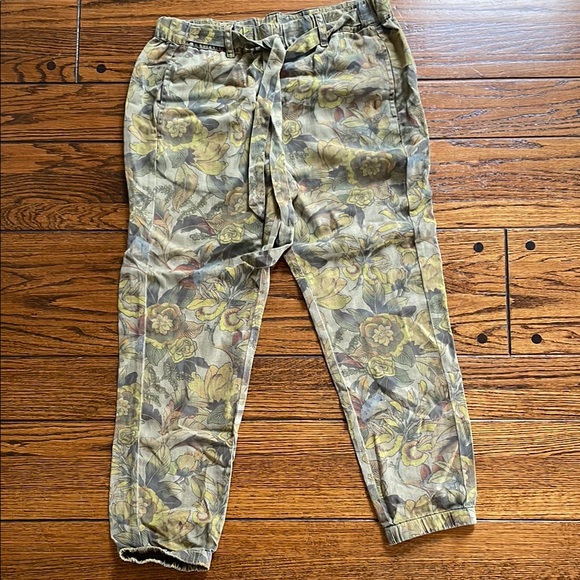 Pam & Gela Floral Patterned pants - Picture 1 of 3
